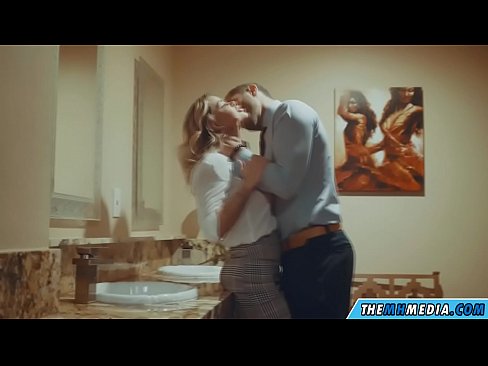❤️ Quando uma loira peituda o seduz numa casa de banho pública ❤❌ Porno vídeo em pt.teatroporno.ru ️❤